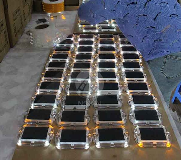 Warning Effect of Solar Road Stud